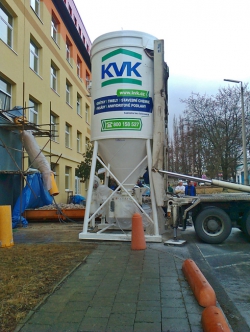 Nádrž se směsí pro lití anhydritové podlahy